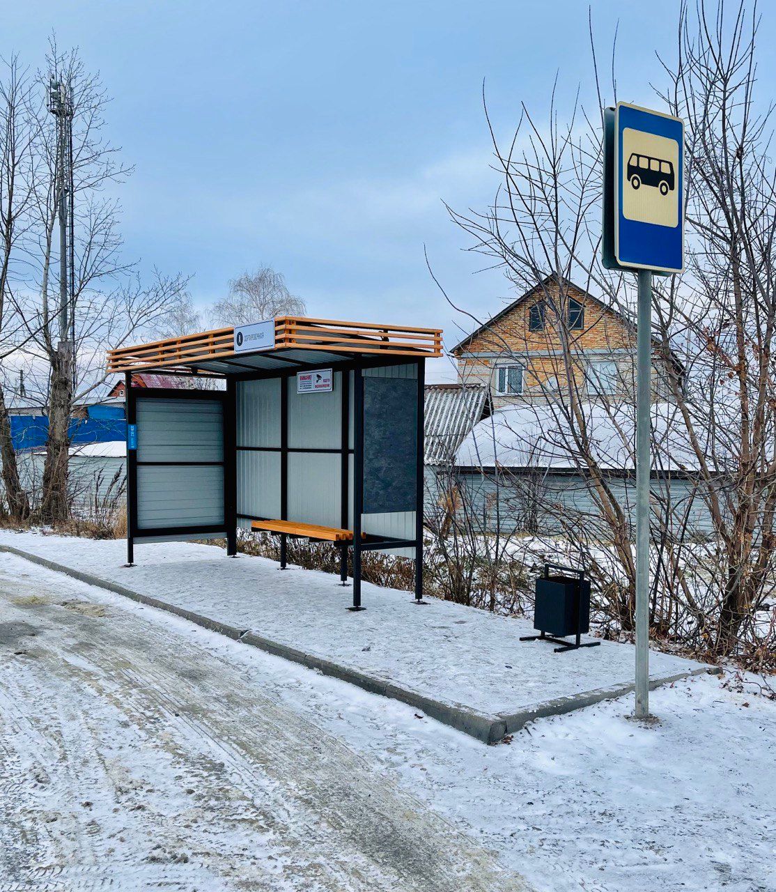 В поселке Барковка установили два новых остановочных павильона