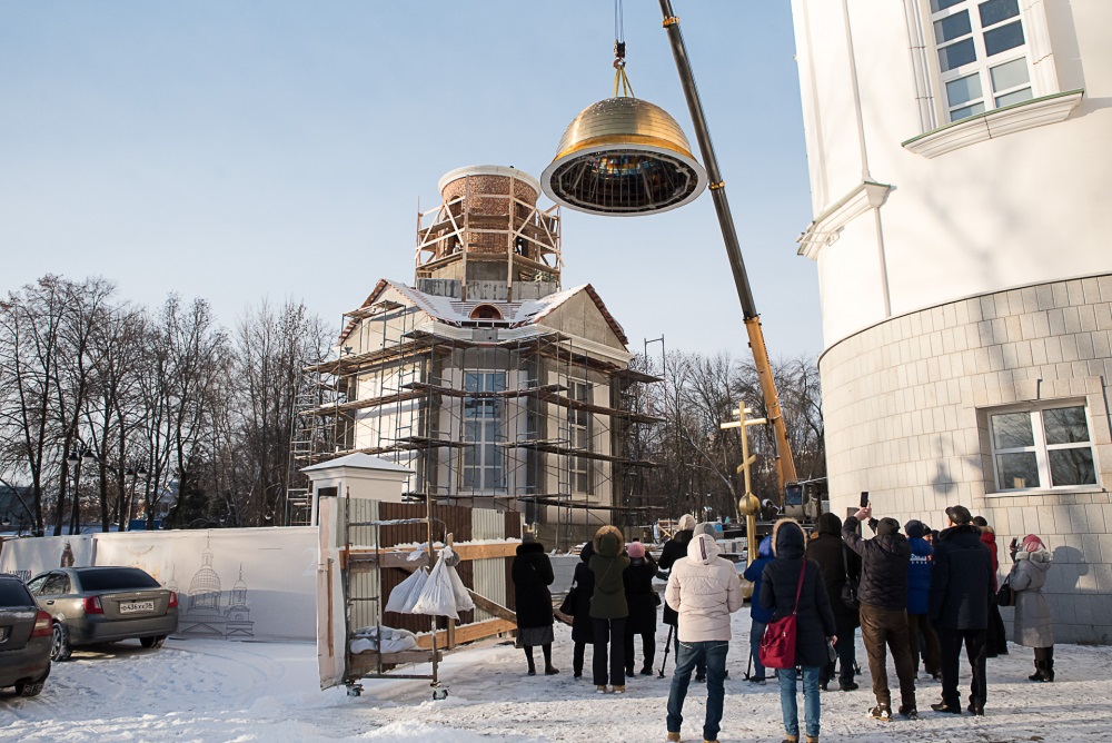 В Пензе освятили купол и крест воссоздаваемой Евлампиевской церкви-усыпальницы