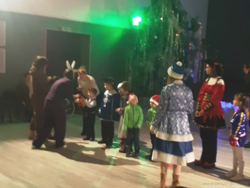 В Пензе новогодние подарки получили дети-инвалиды и дети из бедных семей
