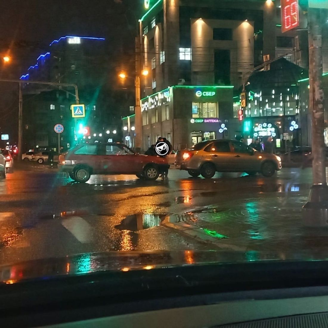 В Пензе на улице Суворова столкнулись два легковых автомобиля