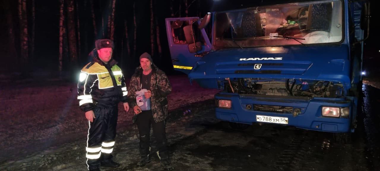 В Пензенской области сотрудники УГИБДД пришли на помощь водителю большегруза