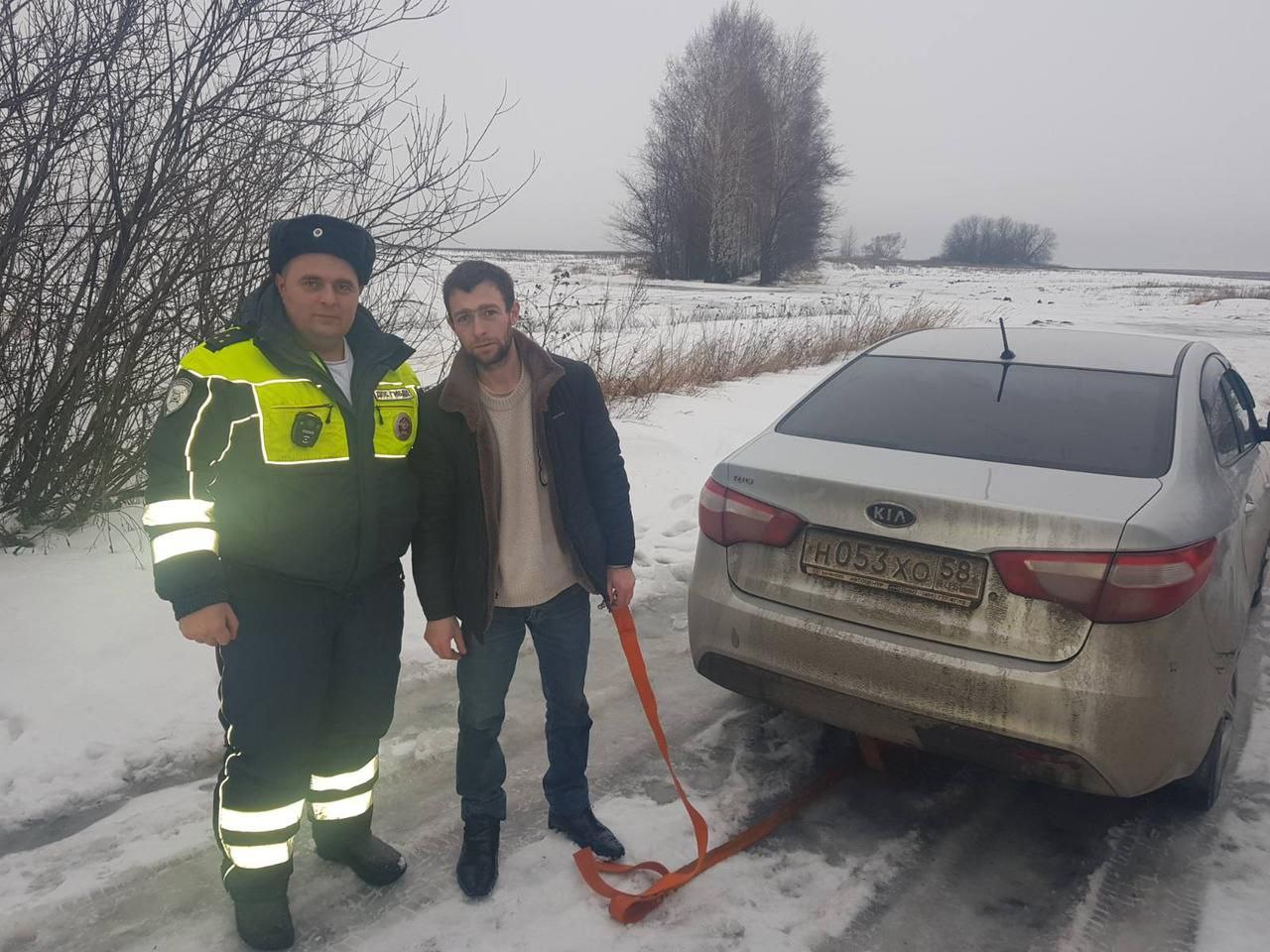 Сотрудники ДПС в Пензенской области вытащили водителя, увязшего в сыром снегу