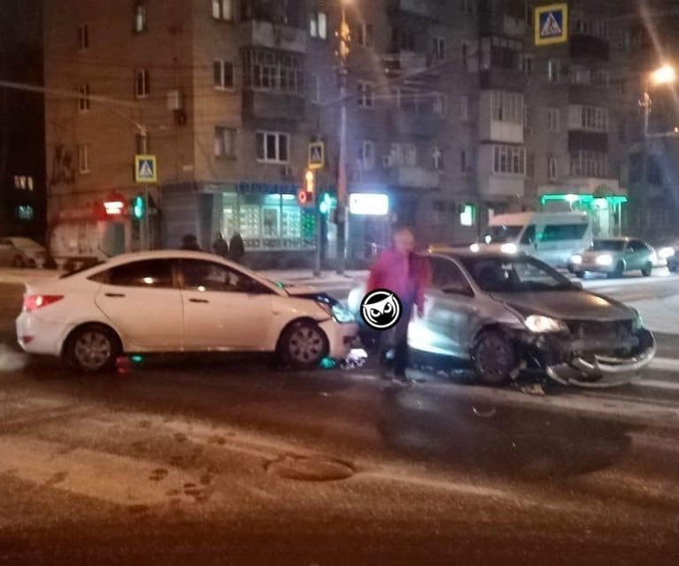 В Пензе на перекрестке улиц Суворова и Чехова столкнулись две легковушки 