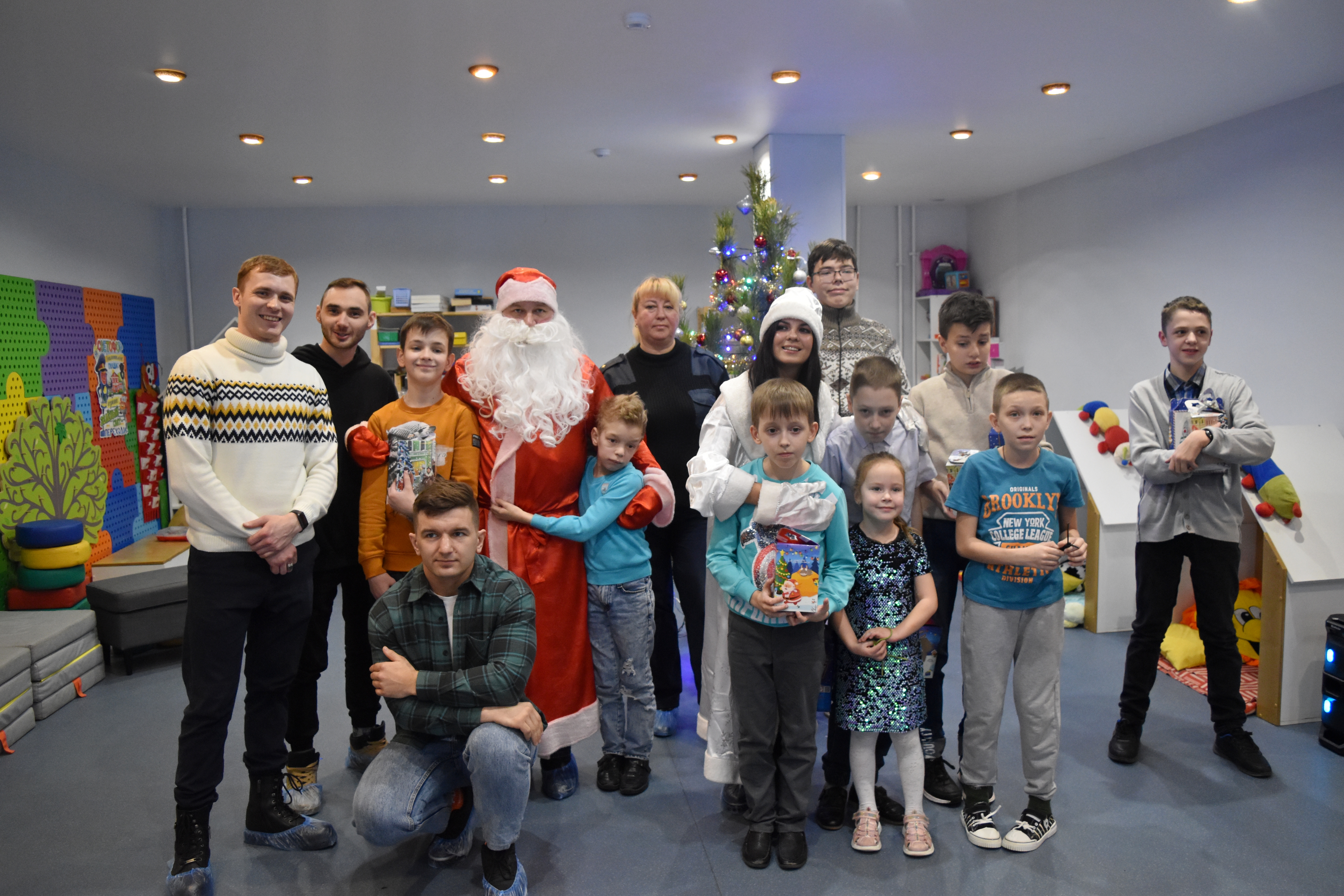 "Полицейский Дед Мороз" поздравил детей в фонде "Добрый дом"