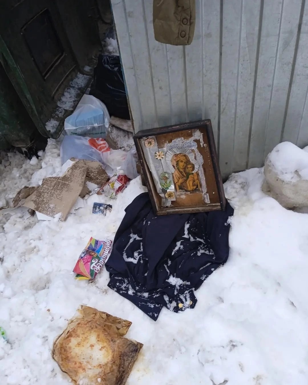 В Пензенской области неизвестные выбросили старинные иконы на мусорку