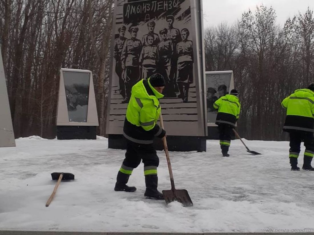 В Пензе 107 коммунальщиков и 82 спецмашины борются со льдом на дорогах и тротуарах