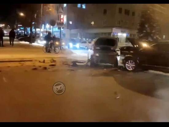 Жесткое ДТП в центре Пензы: два авто столкнулись на перекрестке улиц Кирова и Кураева