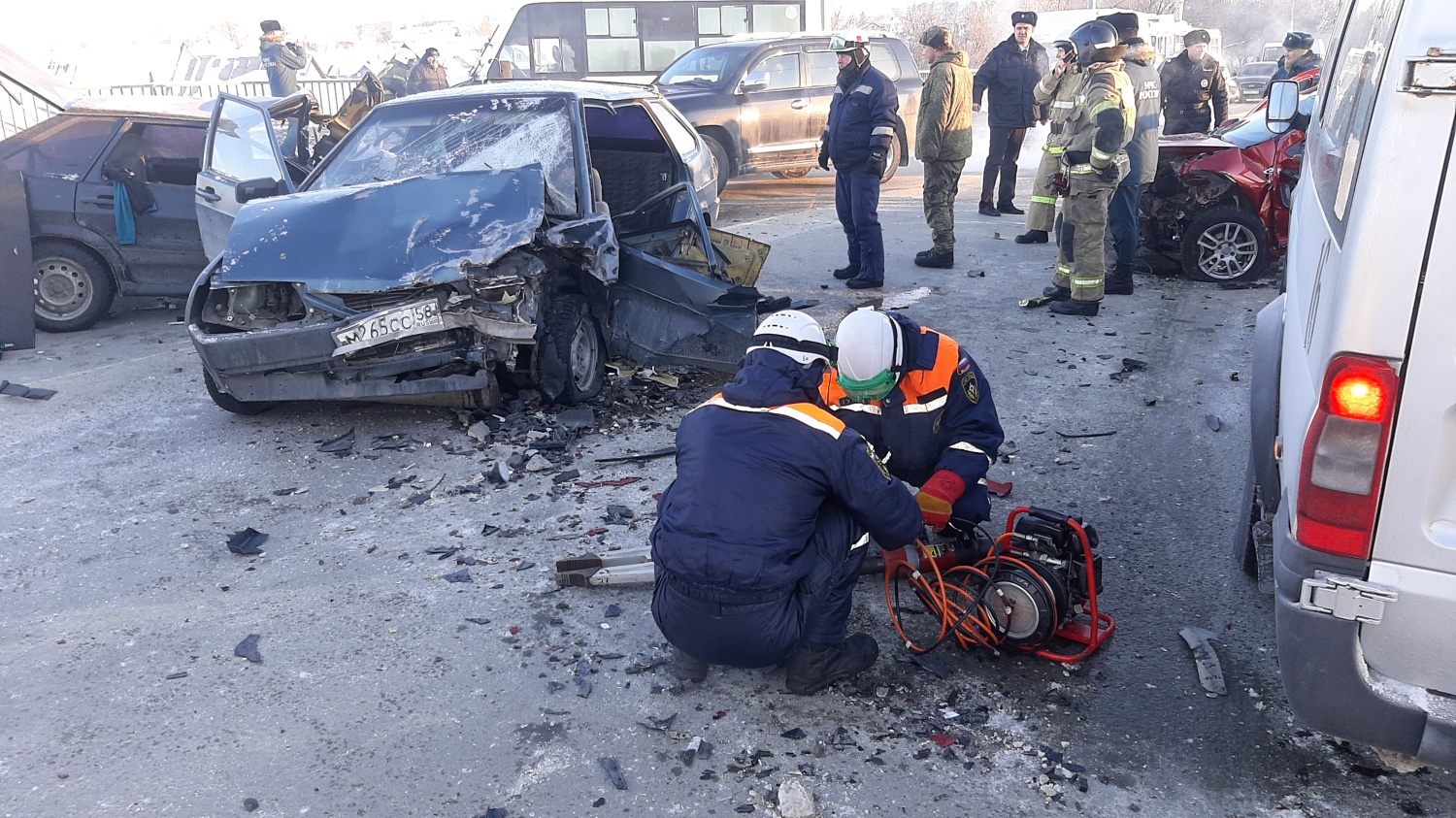 Пензенские спасатели вытаскивали зажатых пассажиров в массовом ДТП на мосту 