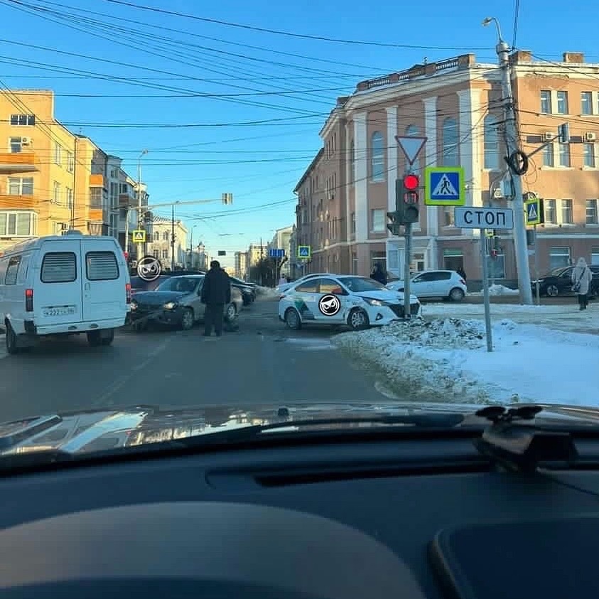 В Пензе на перекрестке улиц Горького и Володарского произошло жесткое ДТП