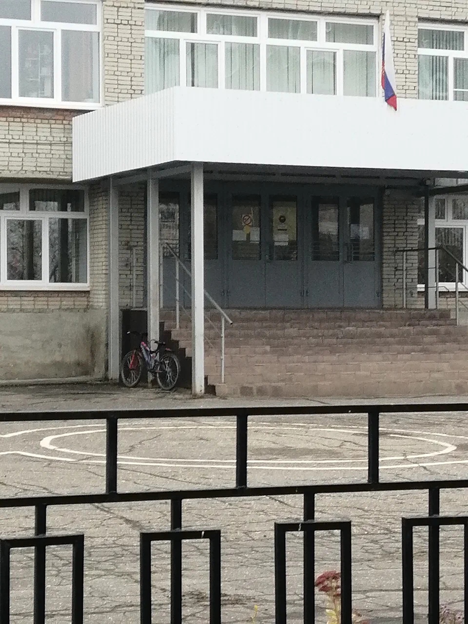 В Кузнецке предотвратили нападение на школу. Охранник попал в больницу