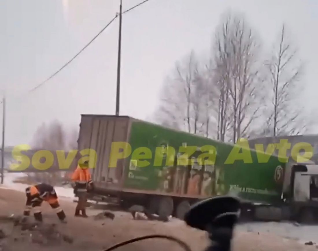 На трассе в Пензенской области произошло смертельное ДТП с участием легковушки и фуры