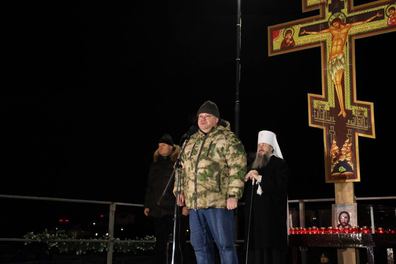 Ночью Олег Мельниченко посетил крещенскую купель на пляже ГПЗ-24