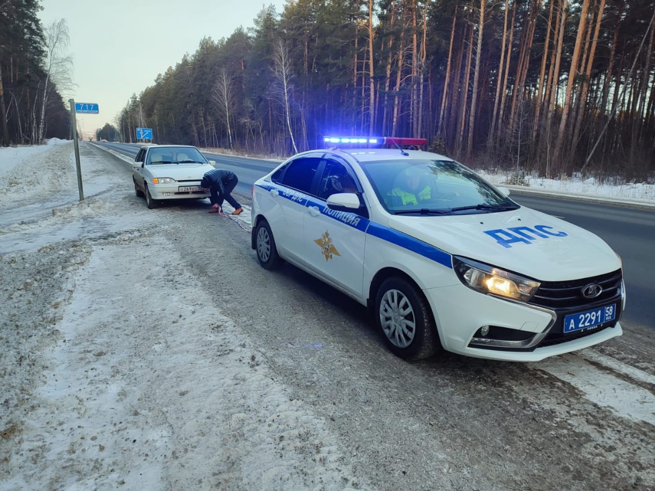 Сотрудники УГИБДД в Пензенской области помогли водител. легковушки с лопнувшим патрубком