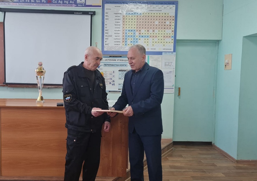 Охраннику в Кузнецке Пензенской области вручили благодарственное письмо за защиту учителей