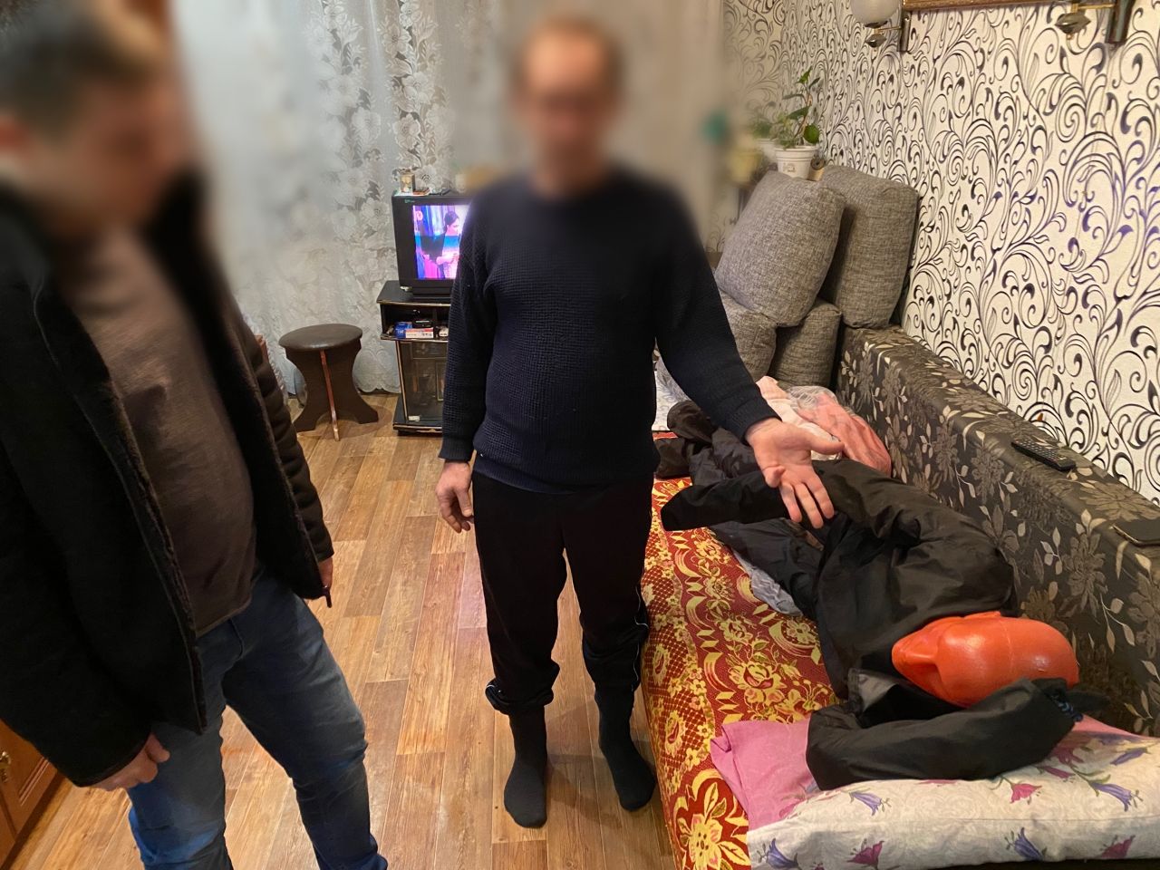 В  Кузнецке мужчина расправился с сожителем дочери и прикрыл его ковром 