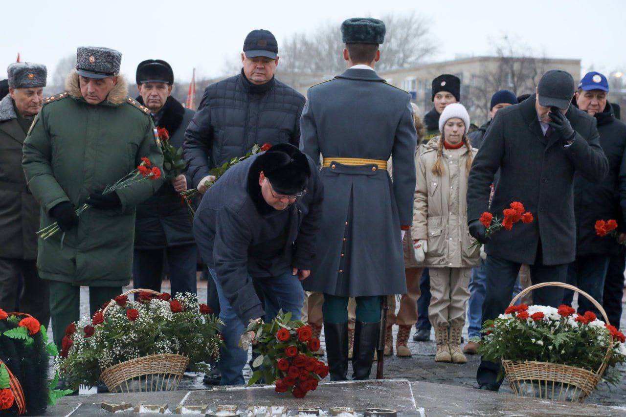 Олег Мельниченко возложил цветы в память участников Сталинградской битвы 