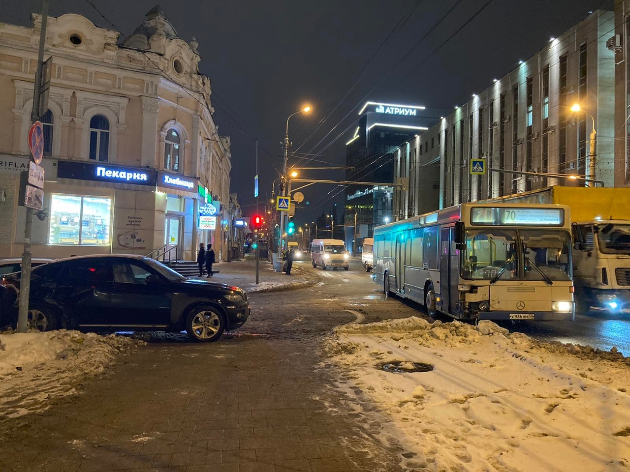 В Пензе на улице Кирова автоледи на BMW устроила ДТП, подрезав автобус 
