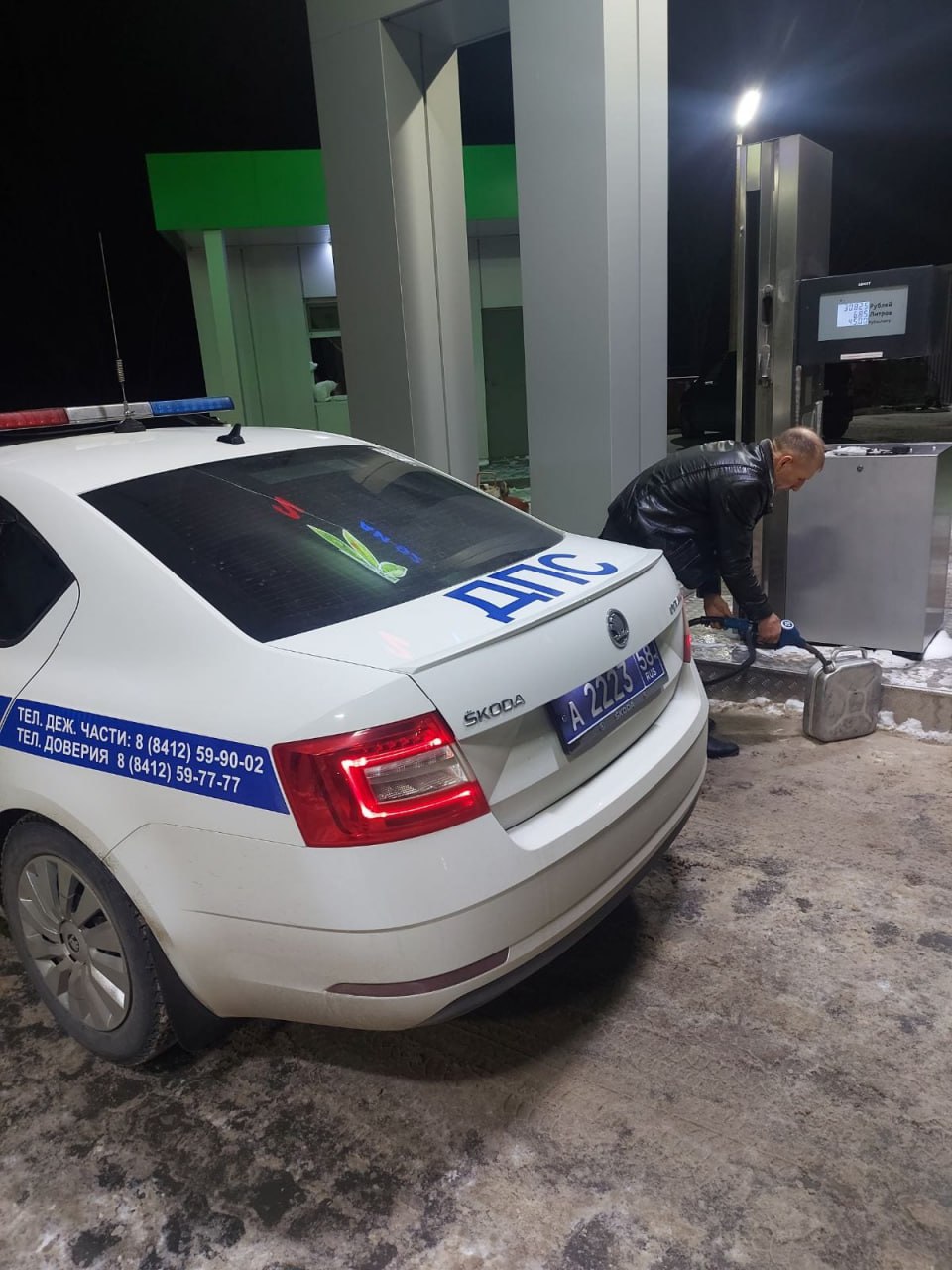 В Пензенской области сотрудники дорожной полици помогли водителю иномарки добыть бензин