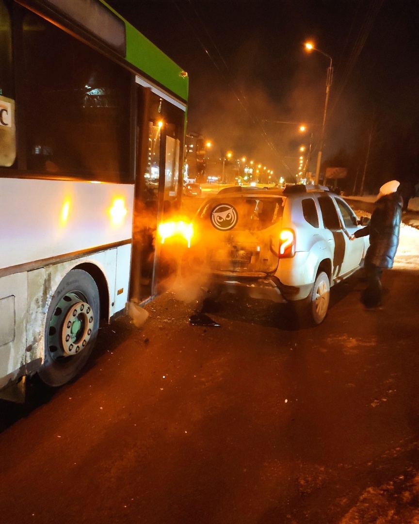 В Пензе напротив ТЦ «Онежский» столкнулись автобус и иномарка 