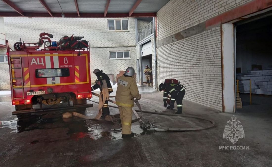 В Кузнецке из горящего производственного здания пожарные вывели 30 человек
