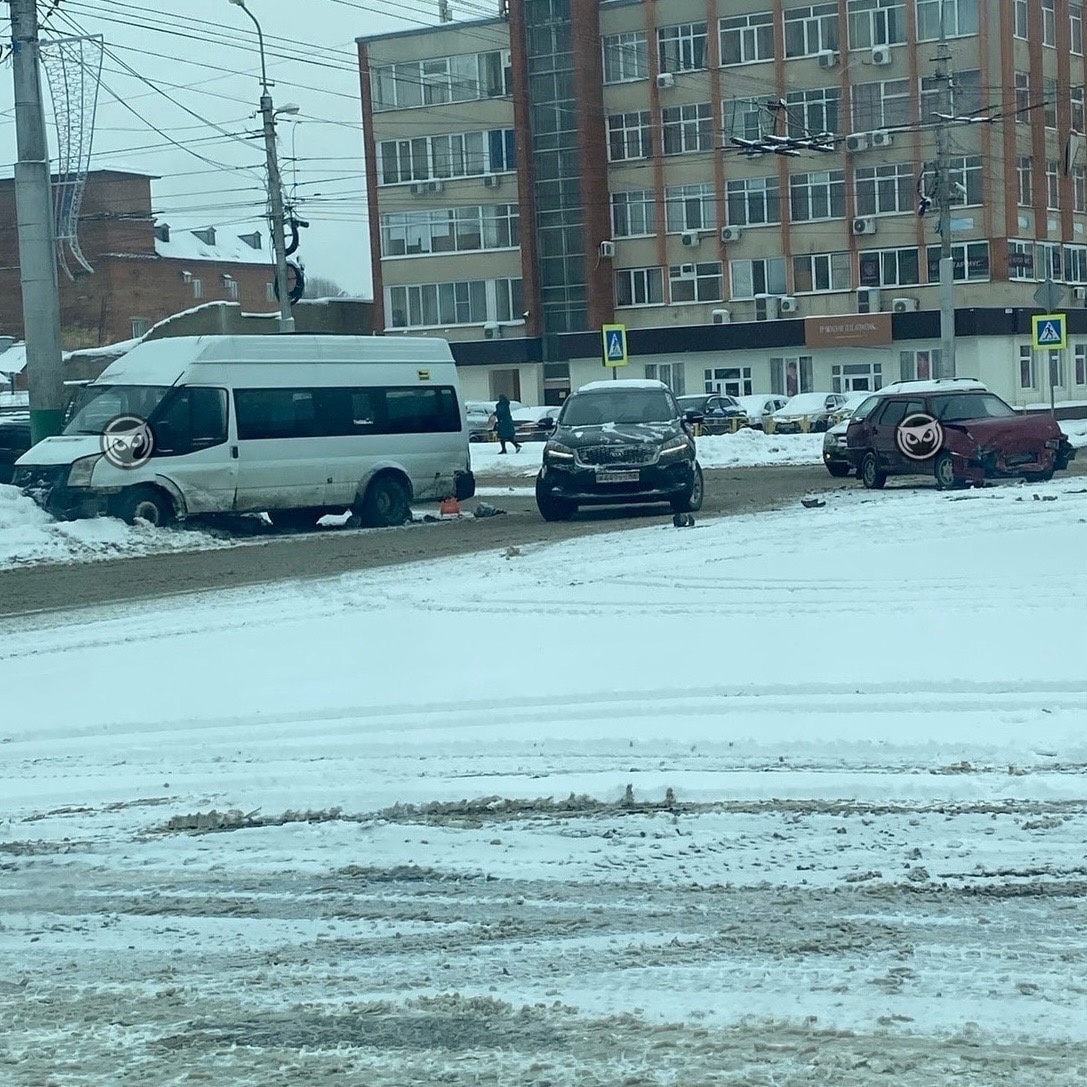 В Пензе около "Современника" произошло ДТП с маршруткой