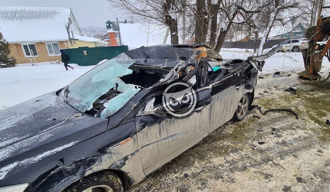 В Пензе на улице Мереняшева КАМАЗ оторвал крышу легковому автомобилю