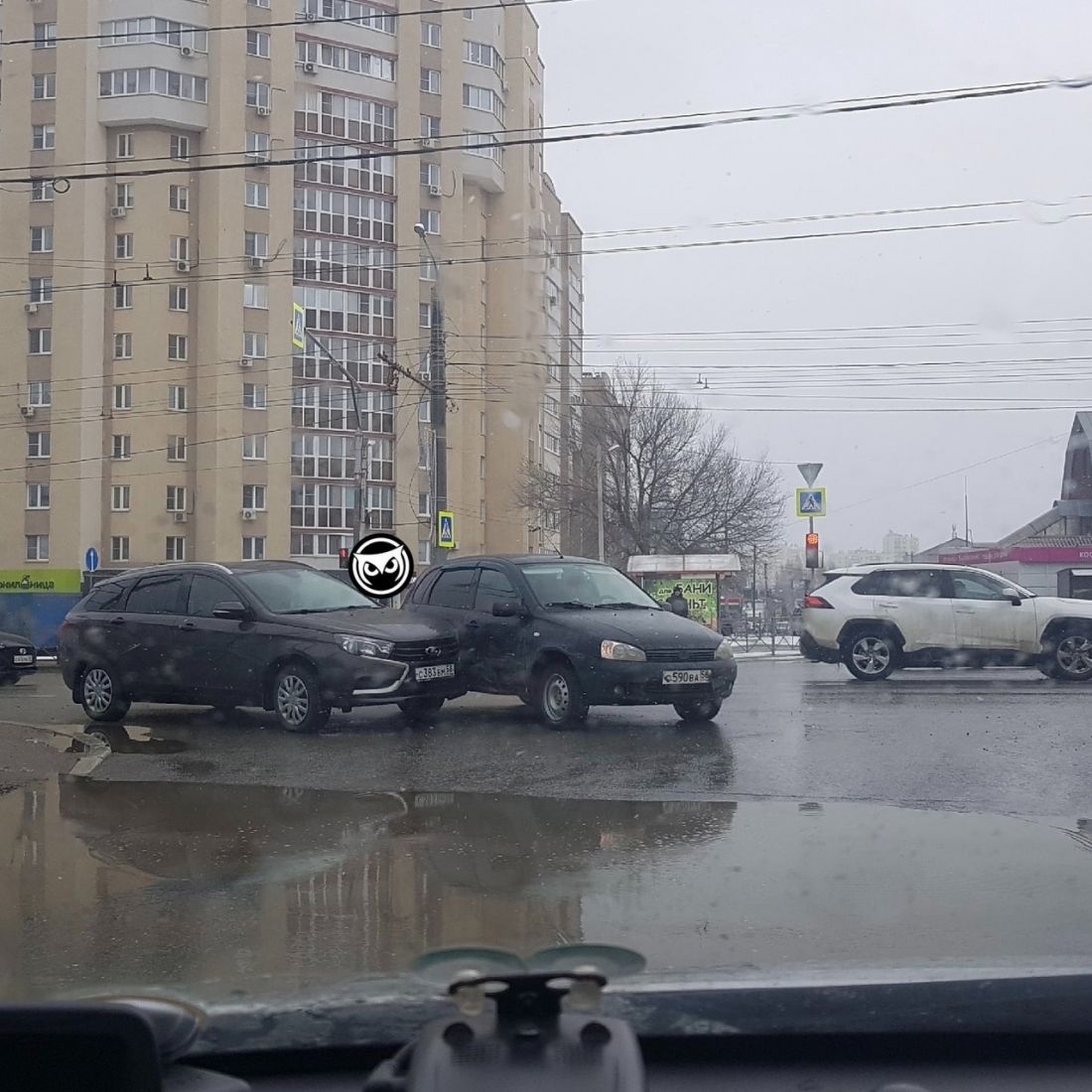 В Пензе на перекрестке улиц Терновского и Терешковой столкнулись две легковушки