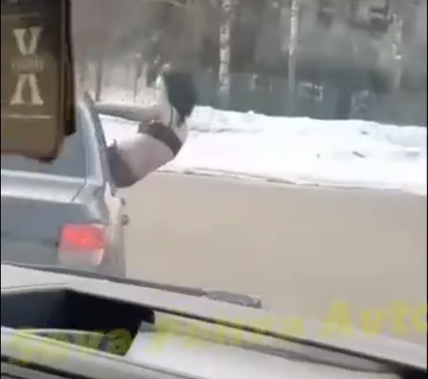 В соцсетях появилось видео, где полуголая пензячка вылезла из окна авто во время движения