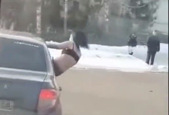 Пензенские госавтоинспекторы оштрафовали водителя авто, из окна которого вылезла девушка