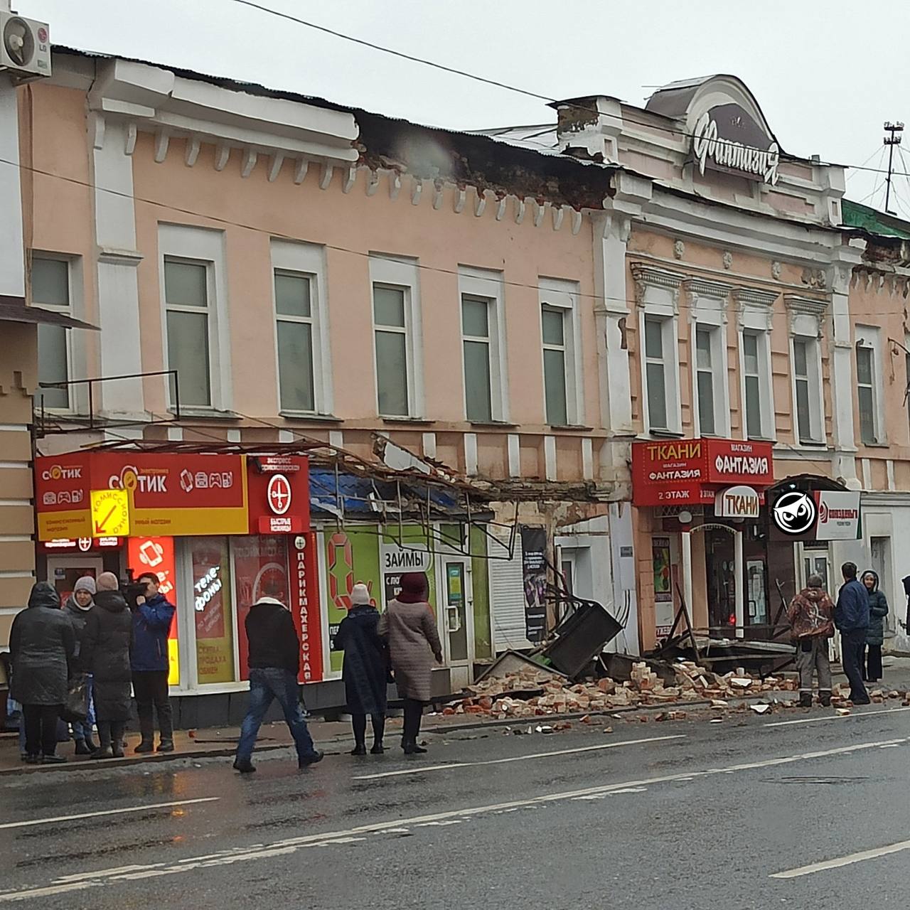 При обрушении стены у ТЦ на улице Бакунина в Пензе пострадали две женщины