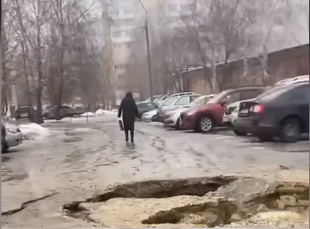 В Пензе на Ладожской обвалилась дорога в нескольких местах 