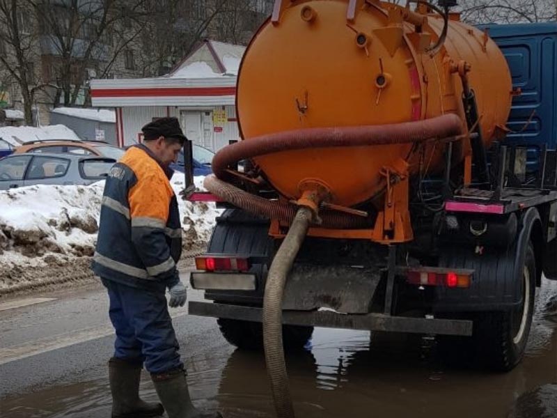 На дорогах в Пензе коммунальщики проводят работы по ликвидации подтоплений