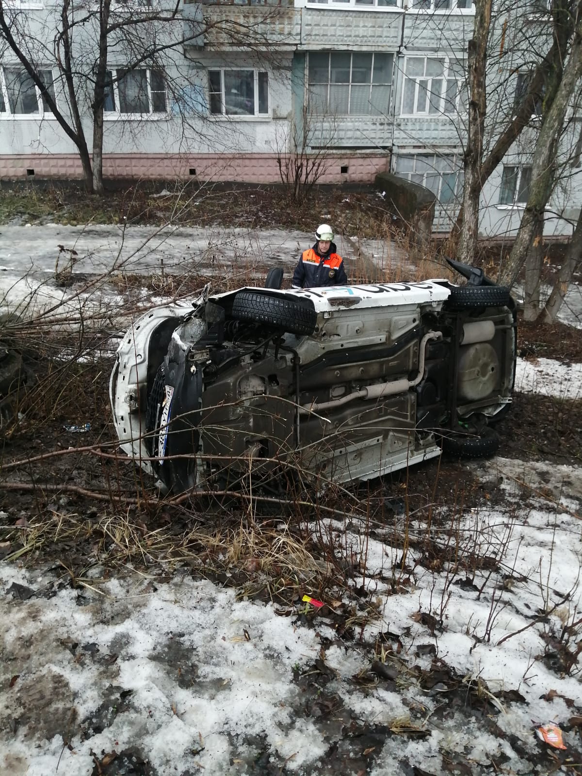 Спасатели вытащили тело погибшего таксиста в ДТП на Кижеватова в Пензе