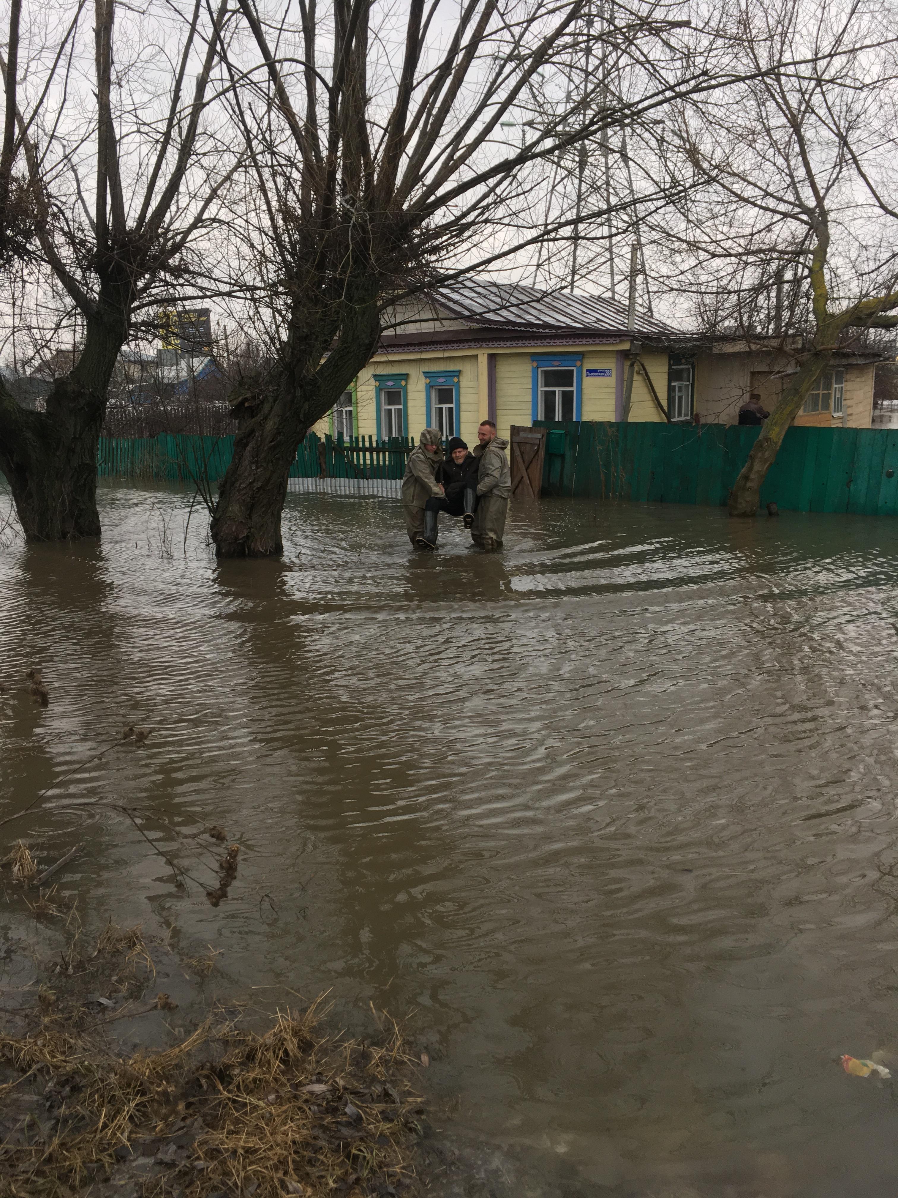 Пензенские спасатели на руках вынесли мужчину из затопленного дома