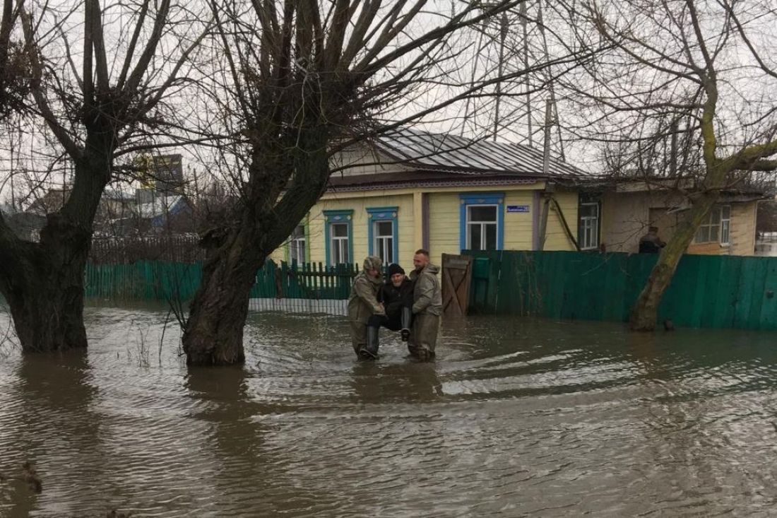 Пензенские спасатели на руках вынесли пенсионера из затопленного дома