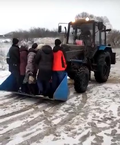 В селе Пензенской области для переправы использовали ковш трактора