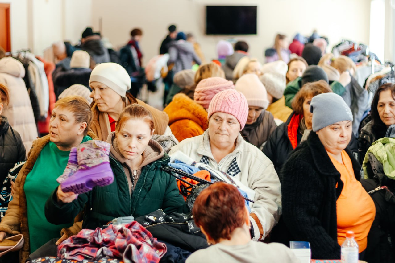 Более 60 семей из пункта временного размещения в Пензе получили одежду и обувь