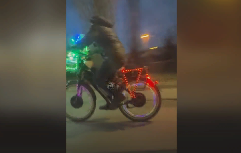 Жителей Пензы позабавил светомузыкальный велосипедист