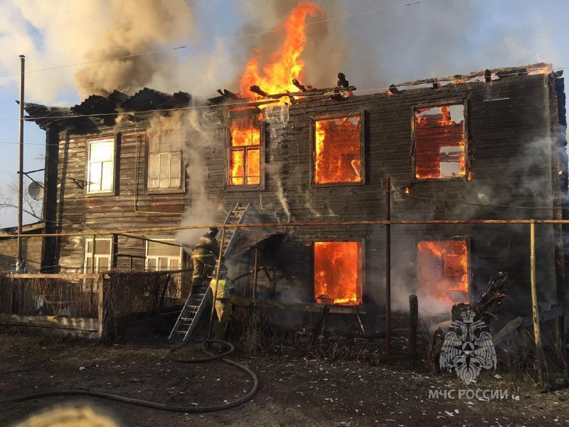 В поселке Верхозим Кузнецкого района произошел пожар в шести квартирного дома 