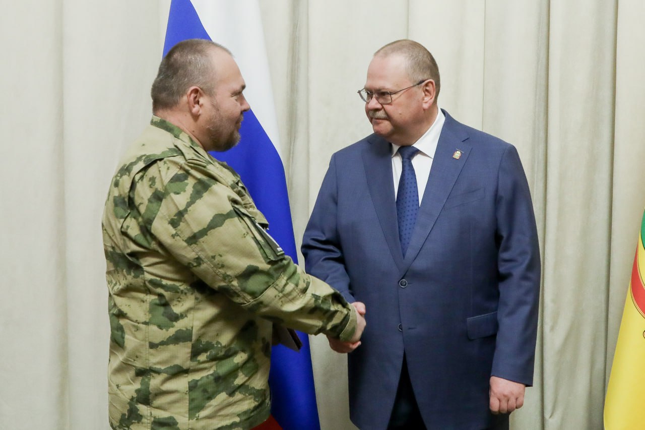 Мельниченко наградил бойцов добровольческого отряда Барс-4