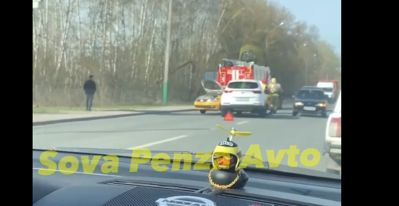 На Аустрина в Пензе столкнулись две иномарки: пожарные и медики выезжали на место ДТП