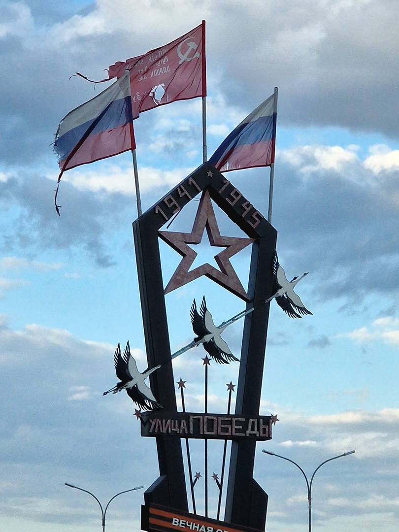Жителям Кузнецка Пензенской области стало стыдно за рваные флаги и Знамя на стеле Победы