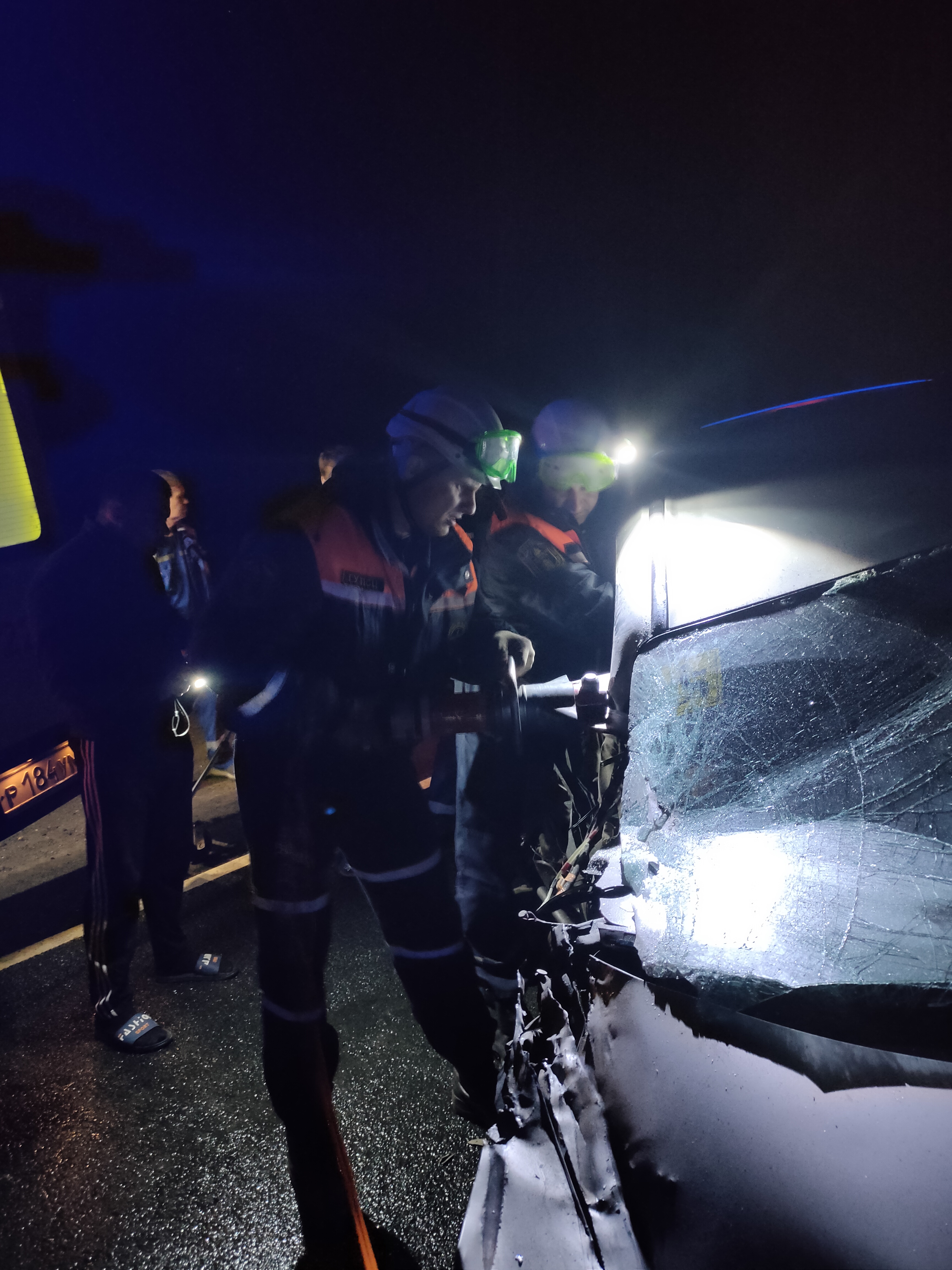 Водителя, пострадавшего в страшном ДТП с фурой в Пензенской области, доставали спасатели