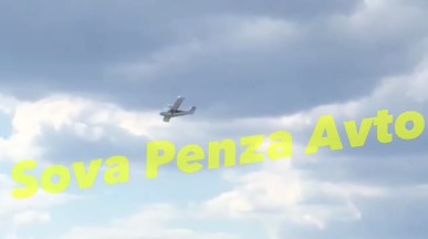 Пензенцы снимают на видео самолет, который кружит над городом