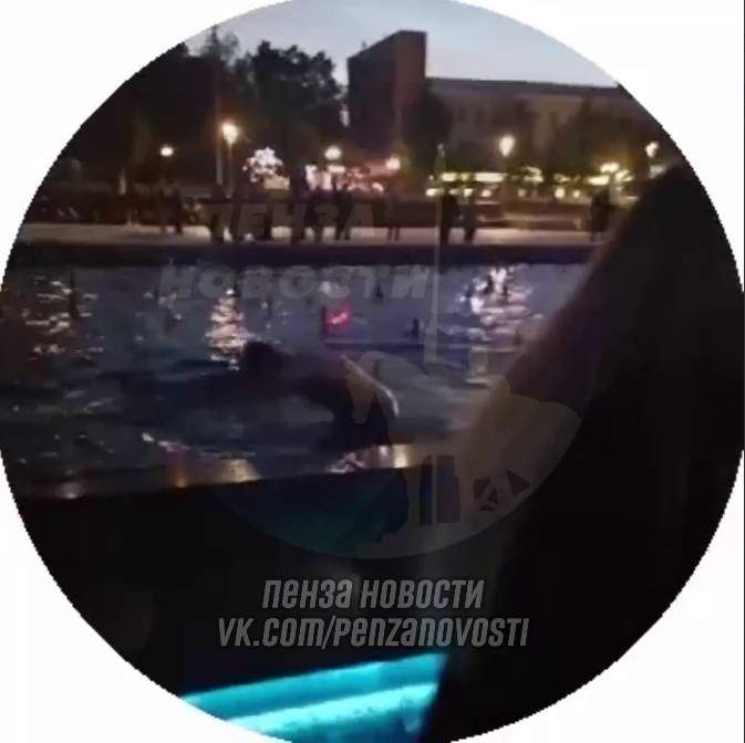 Житель Пензы устроил заплыв в фонтане на Московской на Первомай