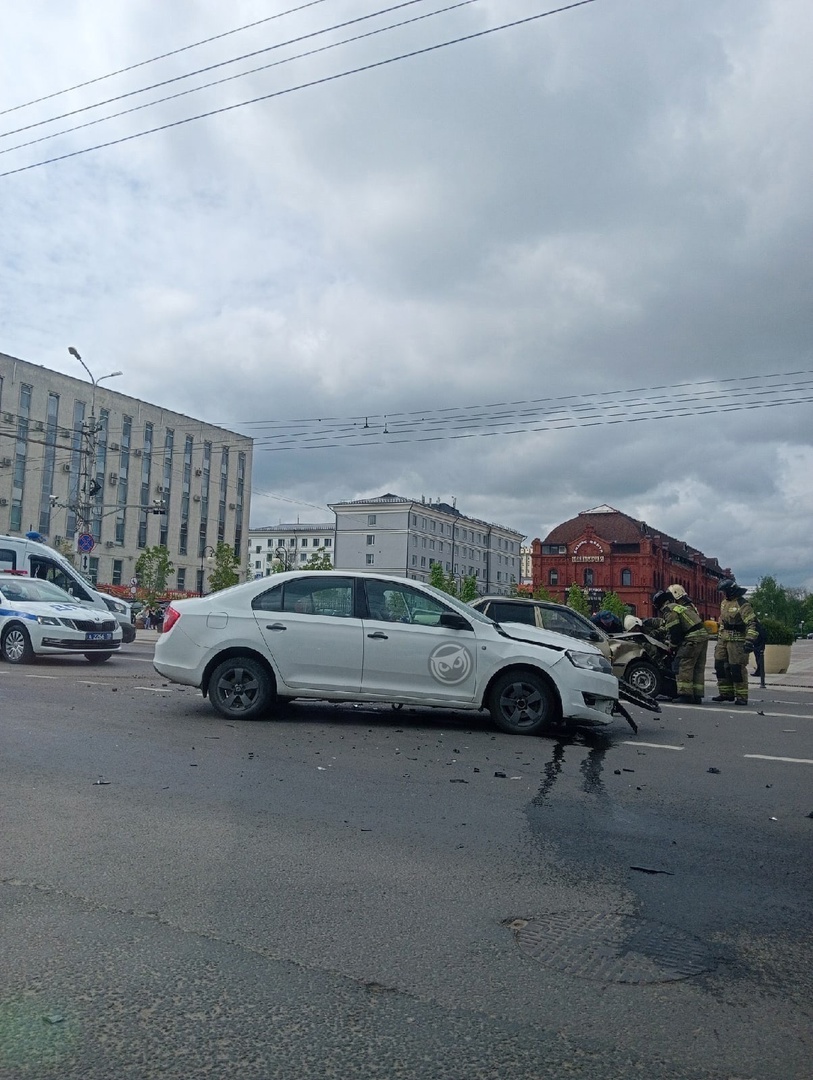 В Пензе на Кирова к месту ДТП с двумя легковушками приехали спасатели и скорая