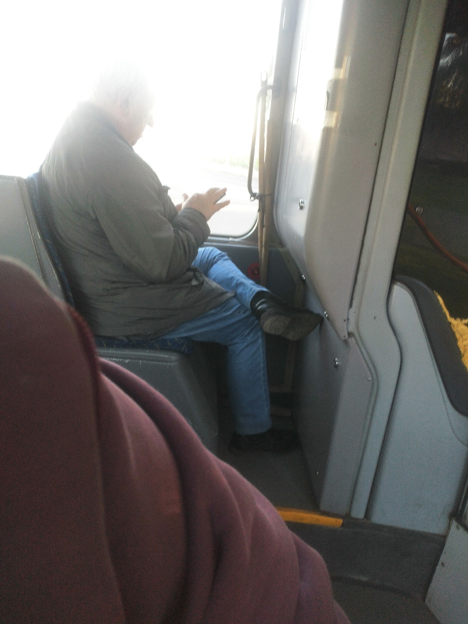 В Пензе кондуктор автобуса попросила мужчину опустить ноги, но он задрал их еще выше