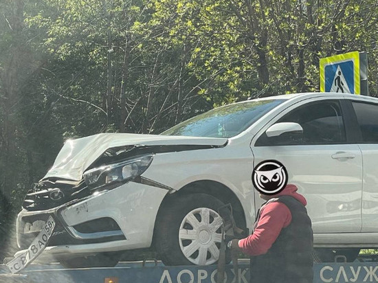 В Пензе на улице Ульяновской водитель «ГАЗели» протаранил белую легковушку 