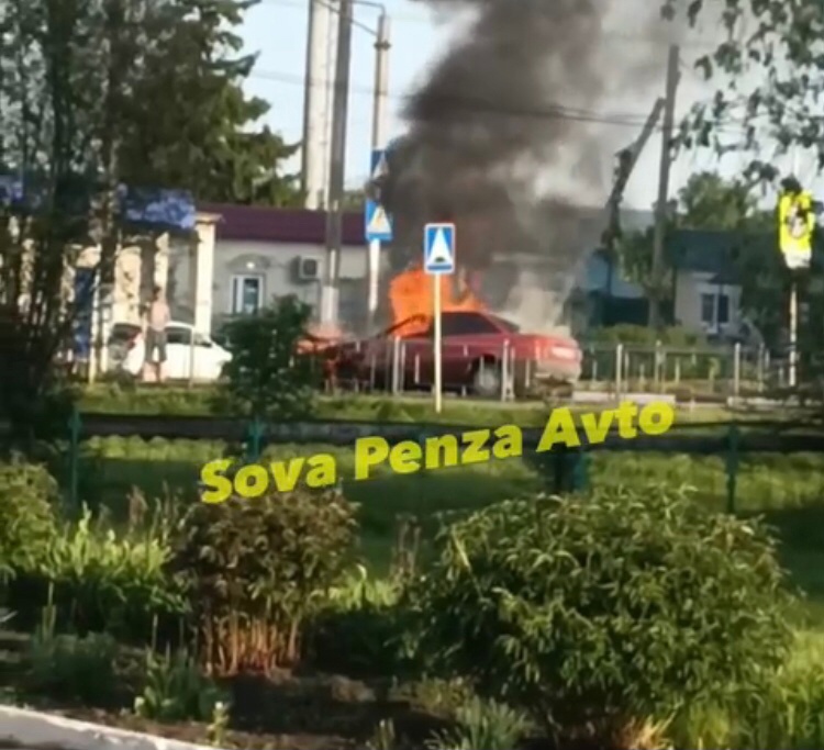 В Бессоновском районе очевидец снял на видео горящий автомобиль