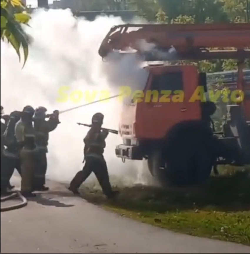 В Пензе на улице Стасова около 9 пожарных тушили кабину грузовика 
